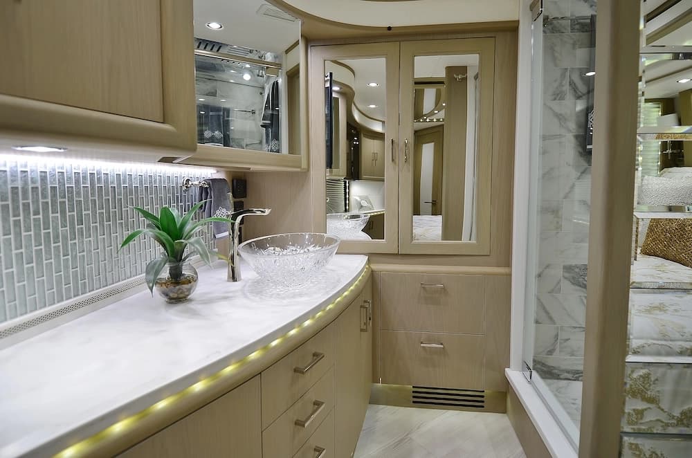 2017 Prevost Liberty Elegant Lady H3-45 Motorhome - Image 22