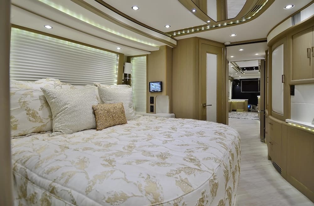 2017 Prevost Liberty Elegant Lady H3-45 Motorhome - Image 24