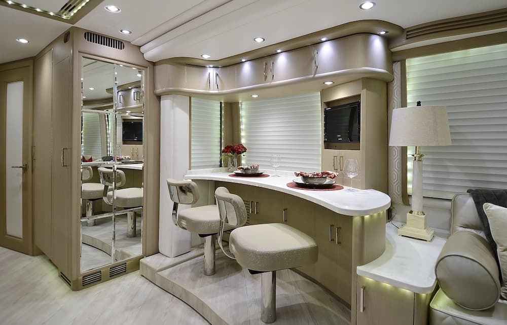 2017 Prevost Liberty Elegant Lady H3-45 Motorhome - Image 9