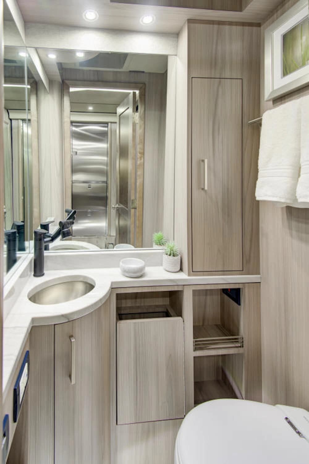2024 Prevost Florida Coach X3 Motorhome - Image 22