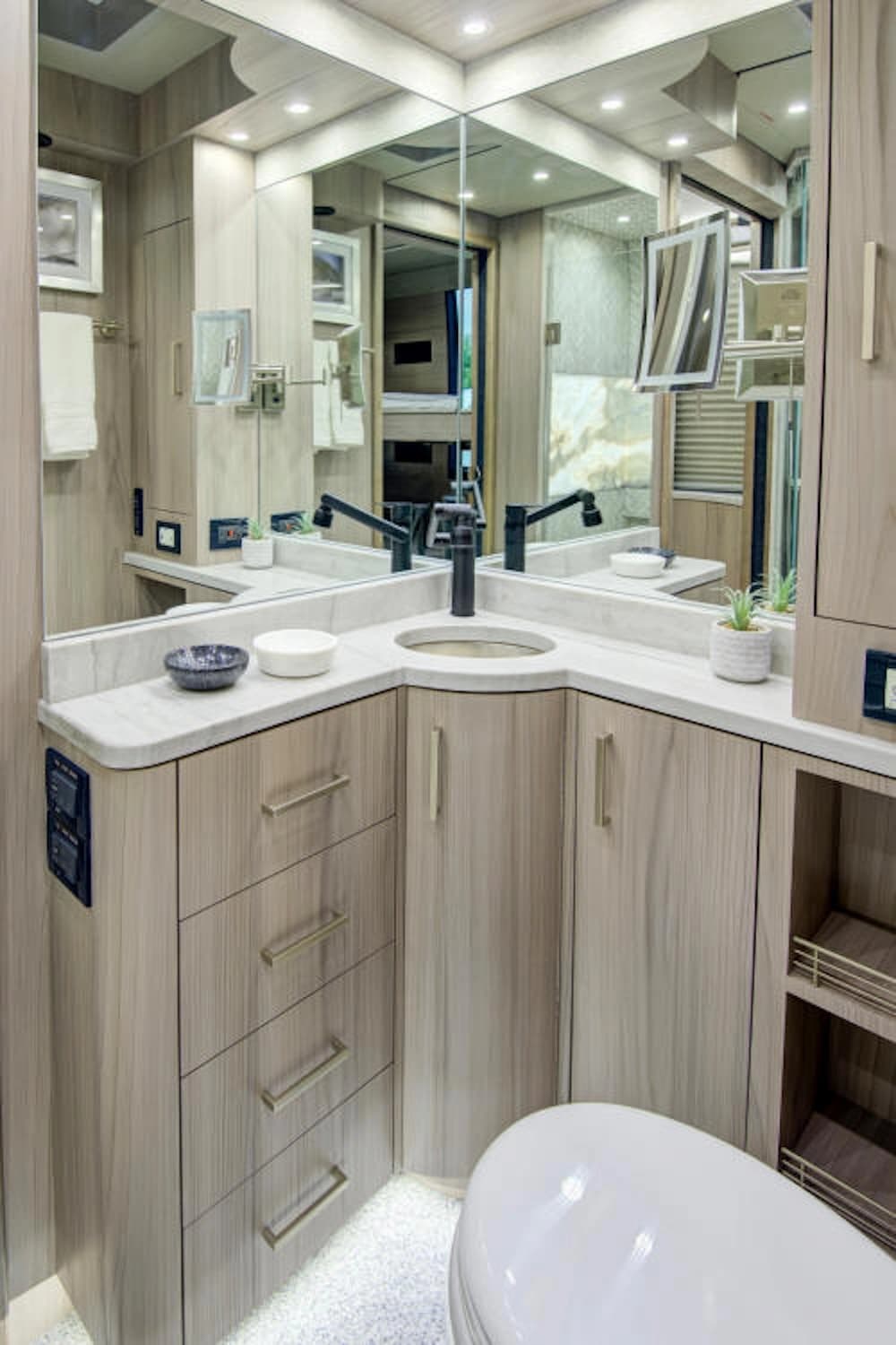 2024 Prevost Florida Coach X3 Motorhome - Image 28