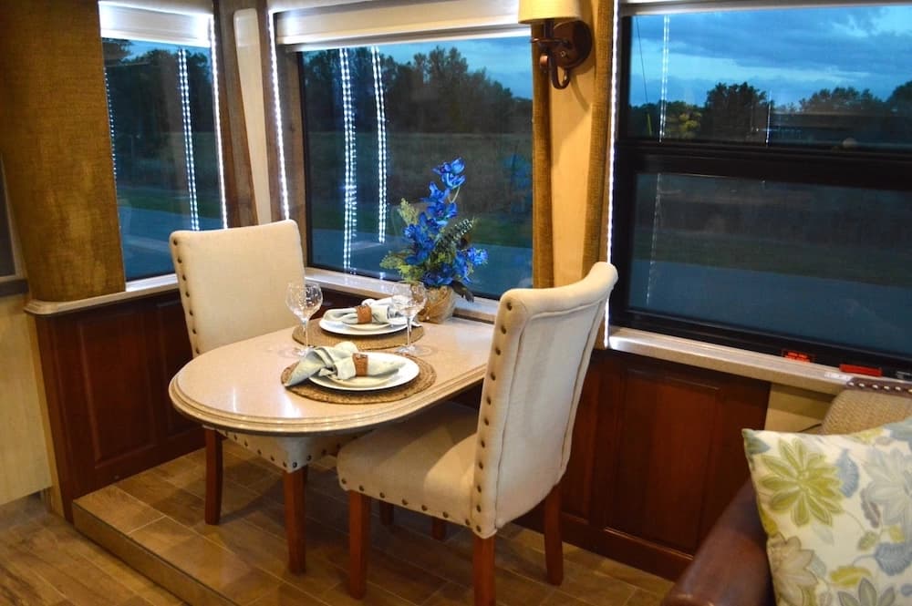 2003 Prevost Country Coach XLII Motorhome - Image 11