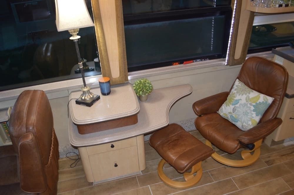 2003 Prevost Country Coach XLII Motorhome - Image 12