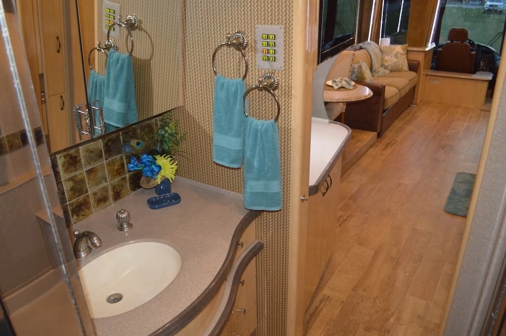2003 Prevost Country Coach XLII Motorhome - Image 13