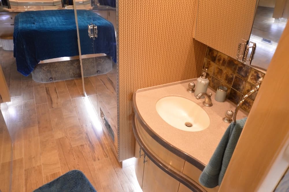 2003 Prevost Country Coach XLII Motorhome - Image 14