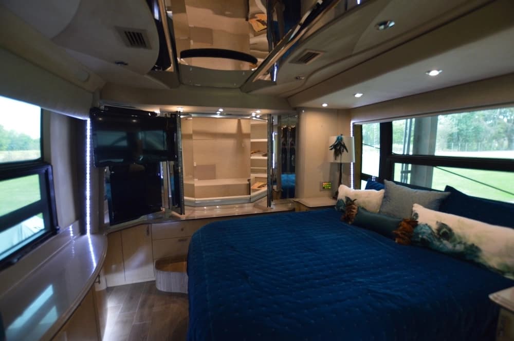 2003 Prevost Country Coach XLII Motorhome - Image 15