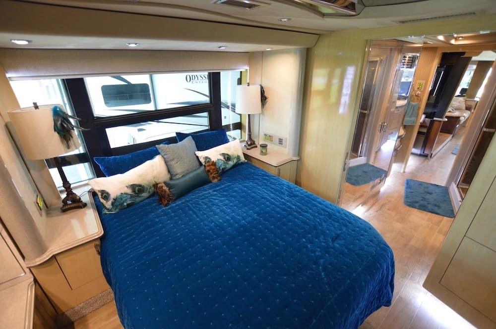 2003 Prevost Country Coach XLII Motorhome - Image 16