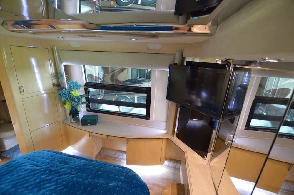 2003 Prevost Country Coach XLII Motorhome - Image 17
