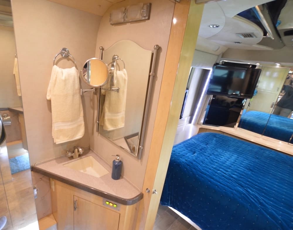 2003 Prevost Country Coach XLII Motorhome - Image 18