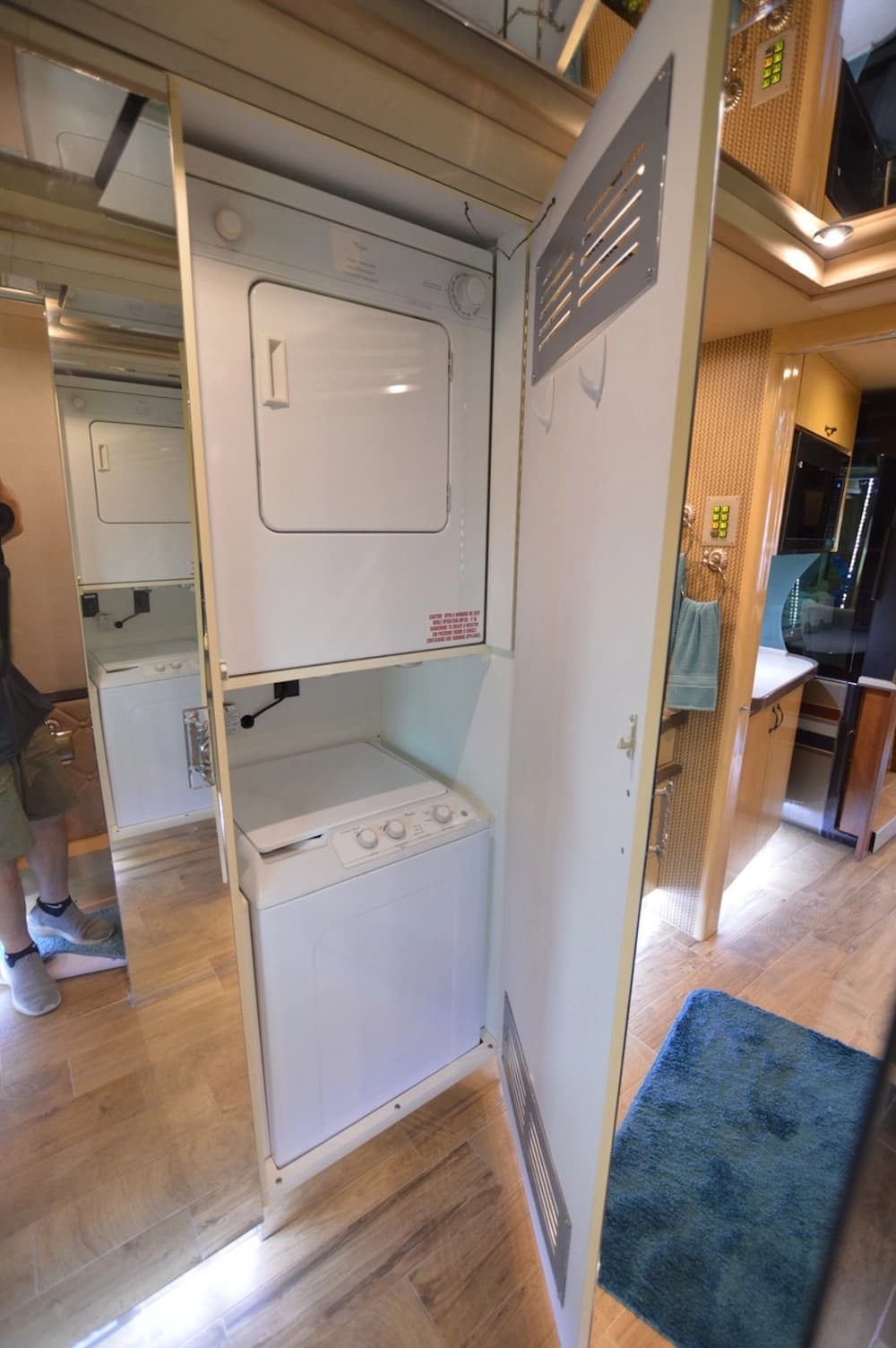 2003 Prevost Country Coach XLII Motorhome - Image 19