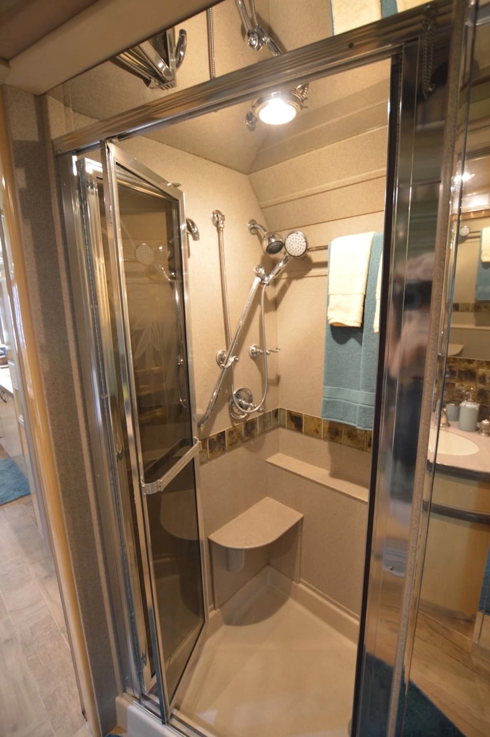 2003 Prevost Country Coach XLII Motorhome - Image 20