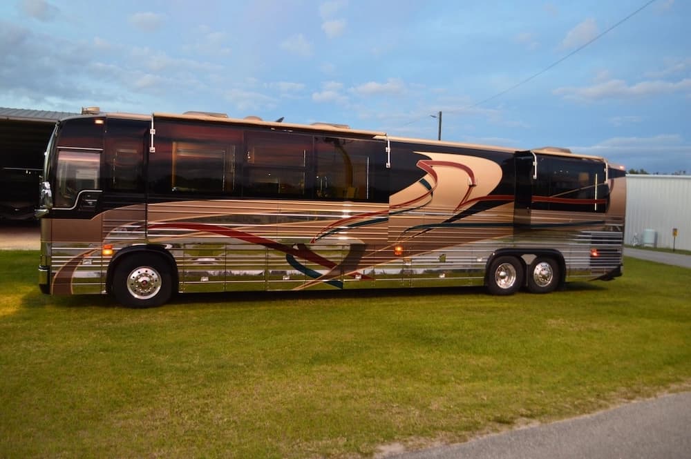 2003 Prevost Country Coach XLII Motorhome - Image 3
