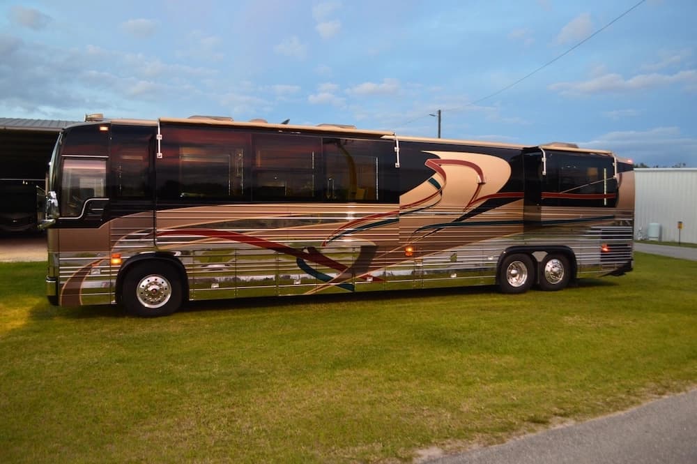 2003 Prevost Country Coach XLII Motorhome - Image 4