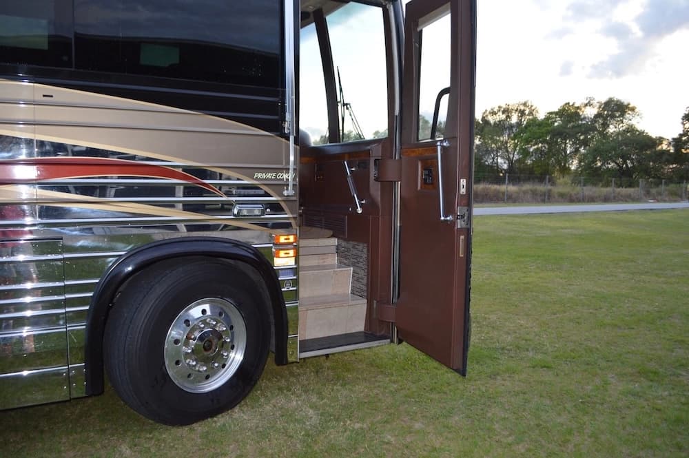 2003 Prevost Country Coach XLII Motorhome - Image 7