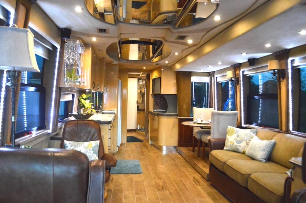 2003 Prevost Country Coach XLII Motorhome - Image 9