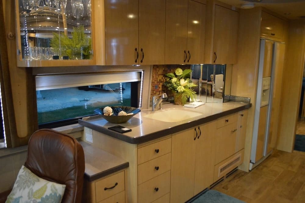 2003 Prevost Country Coach XLII Motorhome - Image 10