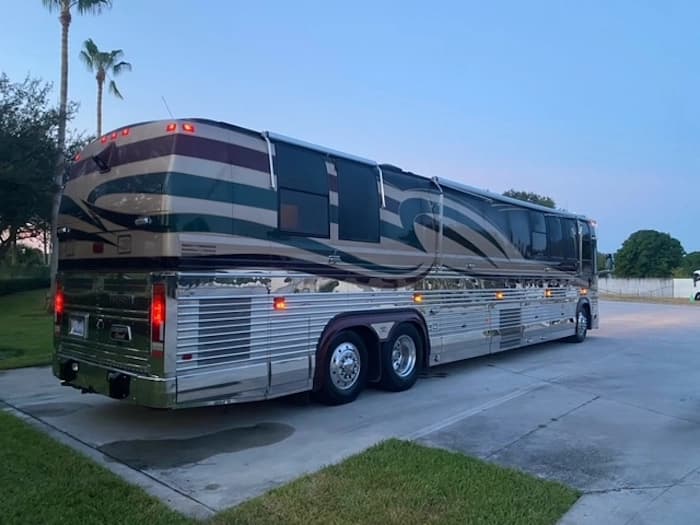 1999 Prevost Liberty XL Motorhome - Image 2