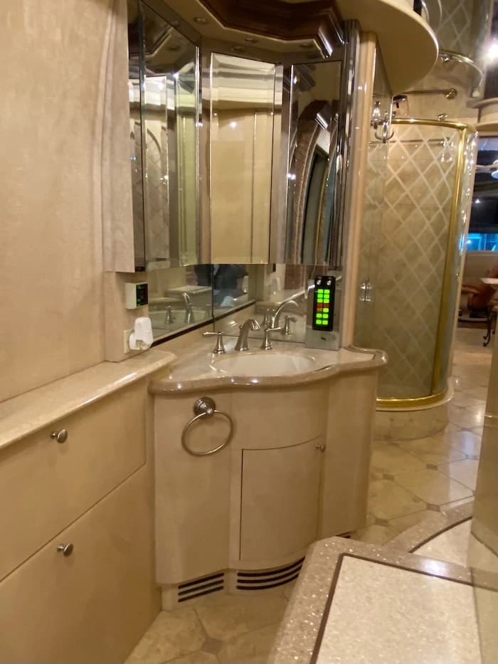 1999 Prevost Liberty XL Motorhome - Image 13