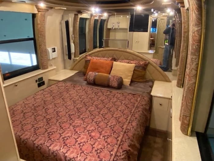 1999 Prevost Liberty XL Motorhome - Image 14
