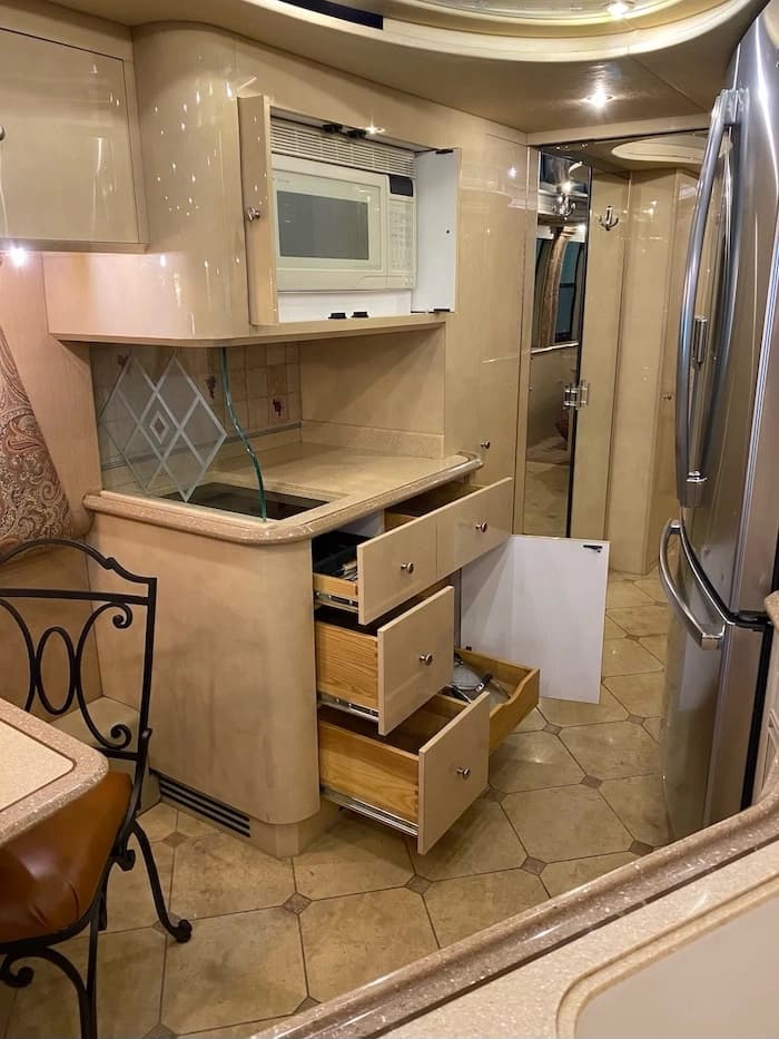 1999 Prevost Liberty XL Motorhome - Image 17