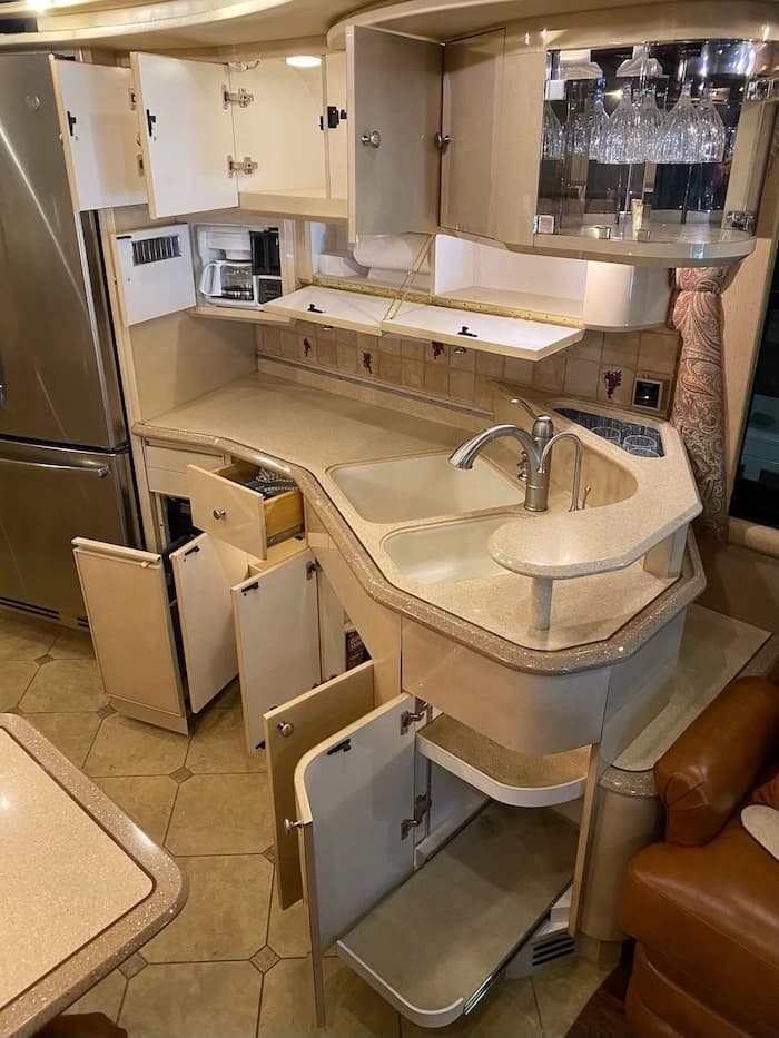 1999 Prevost Liberty XL Motorhome - Image 18