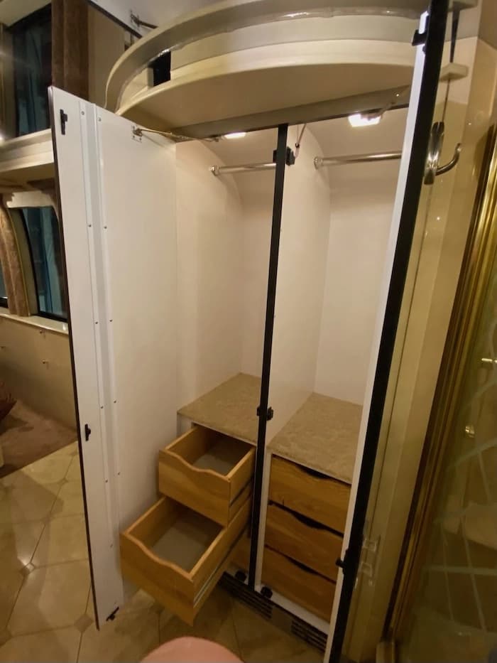1999 Prevost Liberty XL Motorhome - Image 23