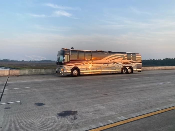 1999 Prevost Liberty XL Motorhome - Image 29
