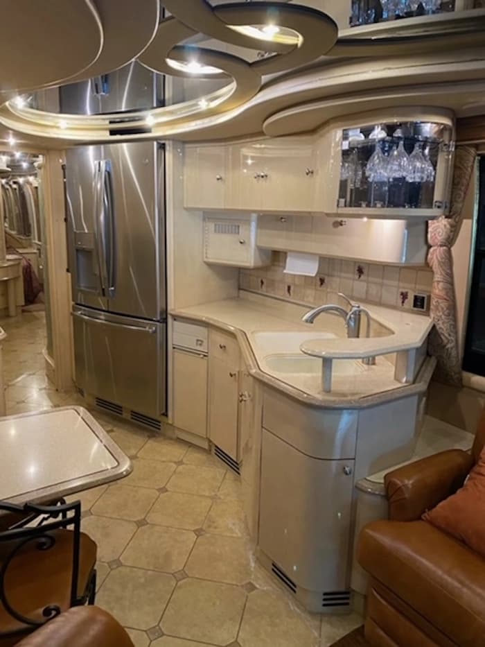 1999 Prevost Liberty XL Motorhome - Image 7