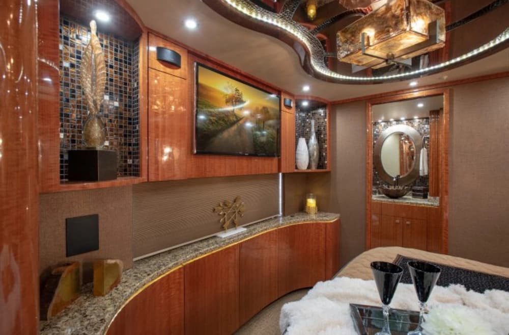 2014 Prevost Millennium H3-45 Motorhome - Image 7