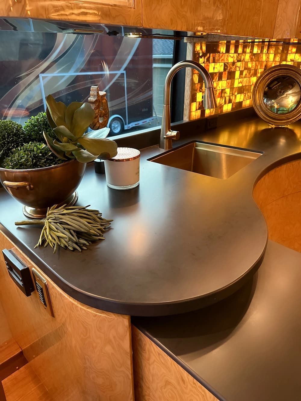 2008 Prevost Millennium H3-45 Motorhome - Image 13