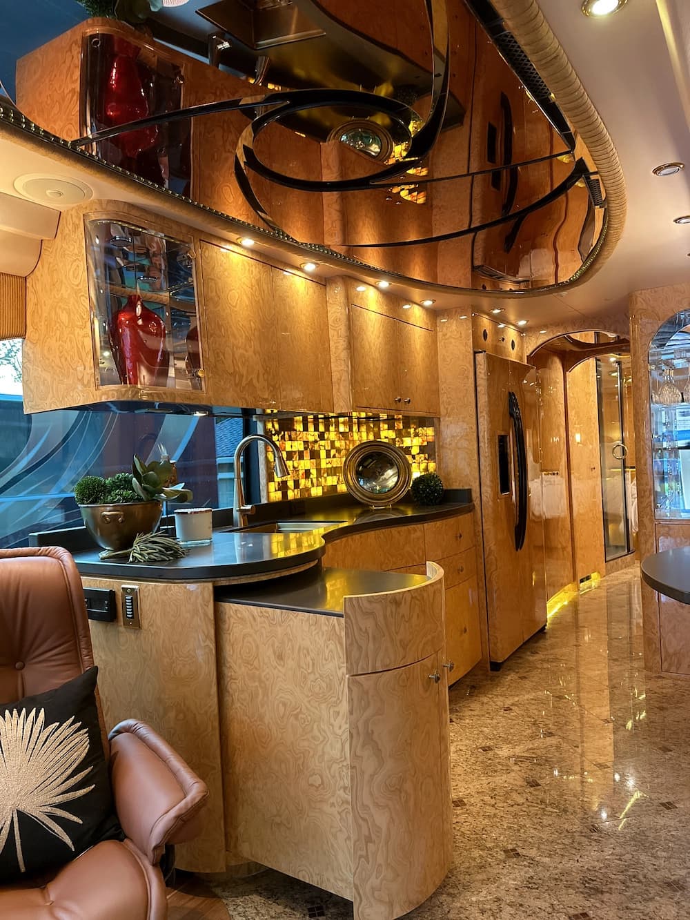2008 Prevost Millennium H3-45 Motorhome - Image 14