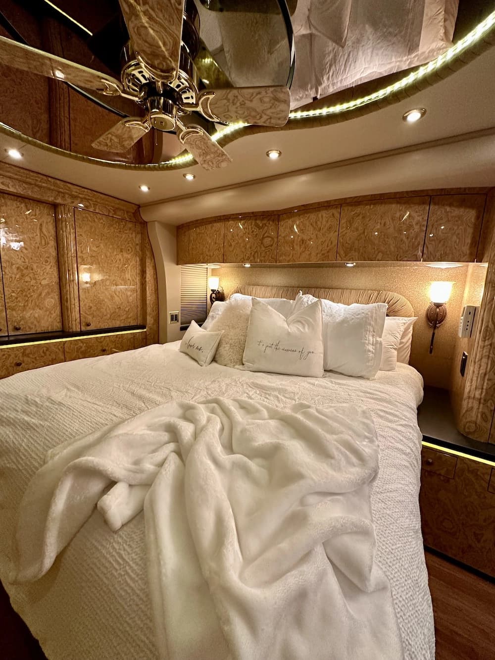 2008 Prevost Millennium H3-45 Motorhome - Image 19