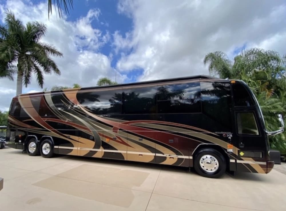 2008 Prevost Millennium H3-45 Motorhome - Image 3