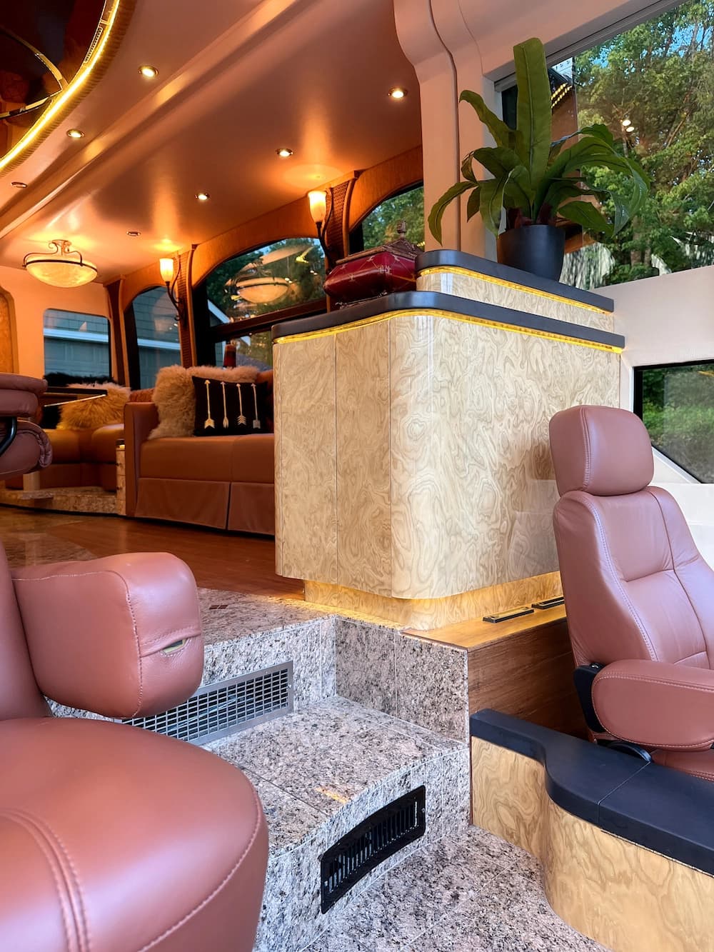 2008 Prevost Millennium H3-45 Motorhome - Image 9