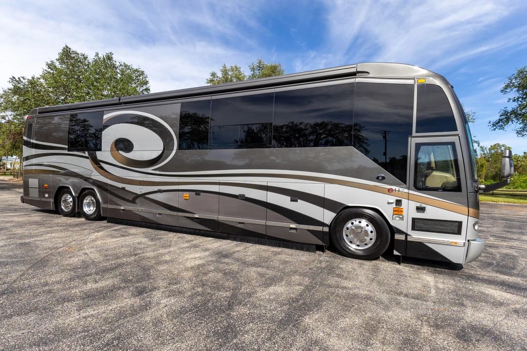 2009 Prevost Featherlite H345 Motorhome - Image 2