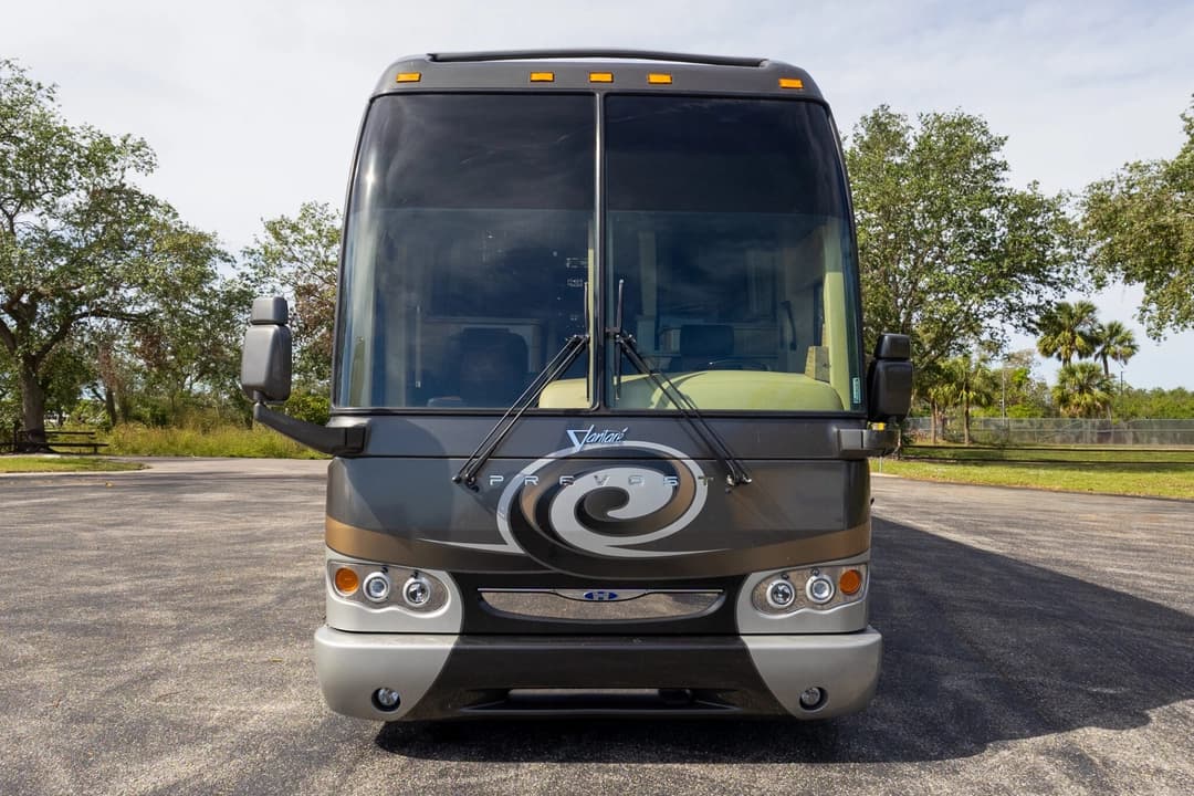 2009 Prevost Featherlite H345 Motorhome - Image 12