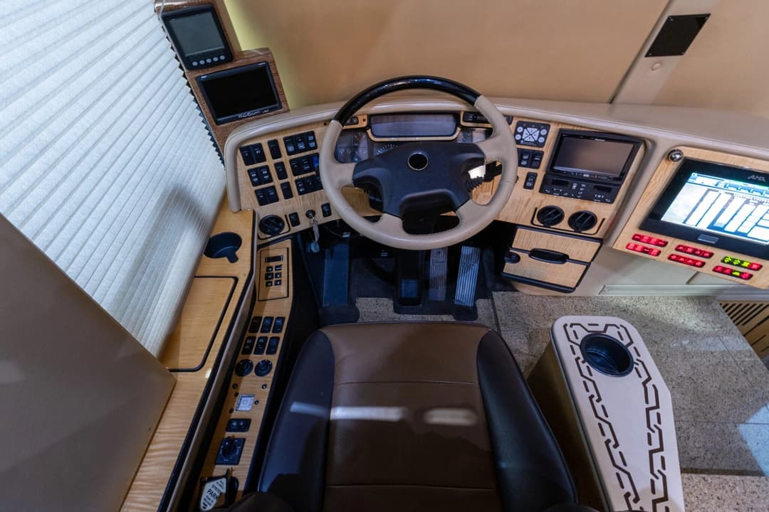 2009 Prevost Featherlite H345 Motorhome - Image 13
