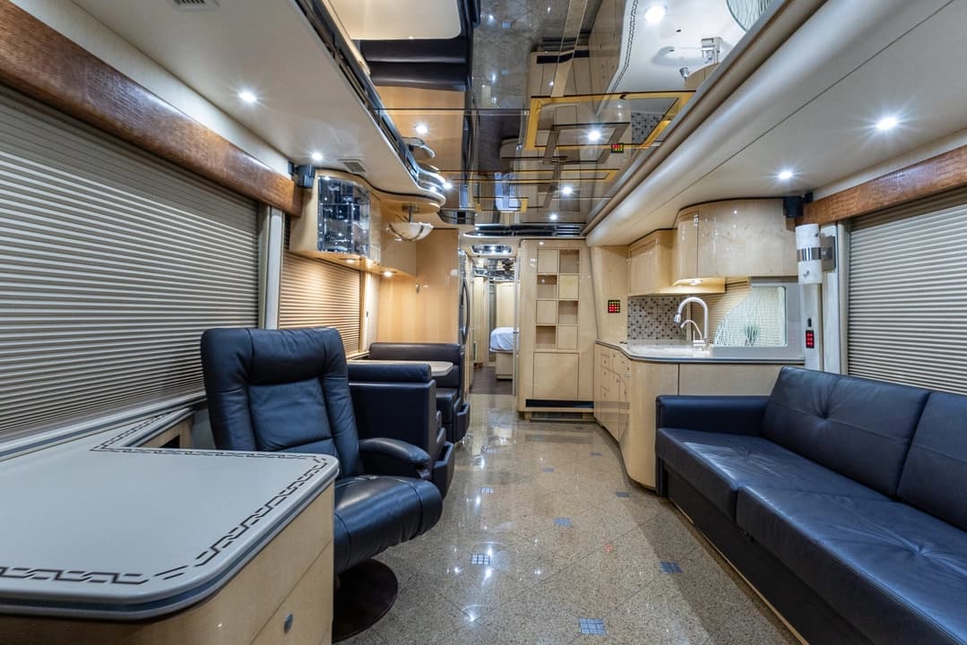 2009 Prevost Featherlite H345 Motorhome - Image 14