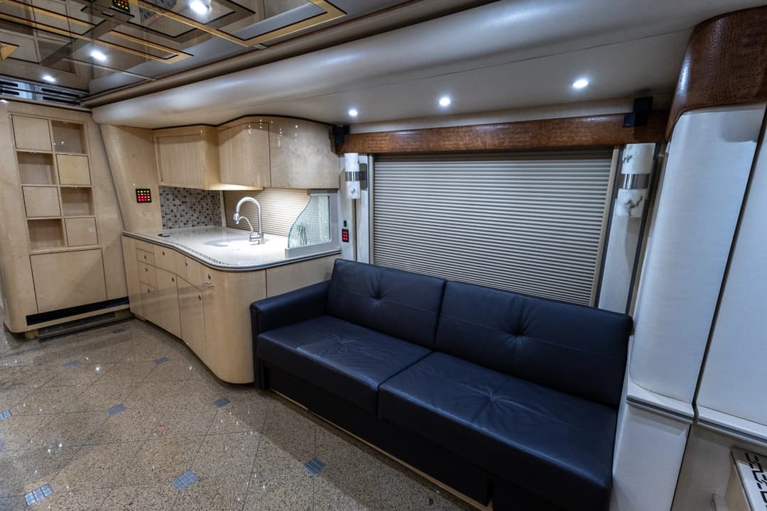 2009 Prevost Featherlite H345 Motorhome - Image 15