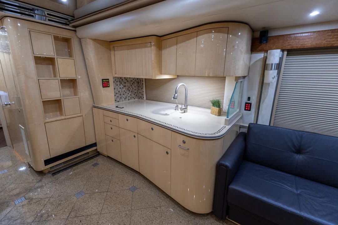 2009 Prevost Featherlite H345 Motorhome - Image 16