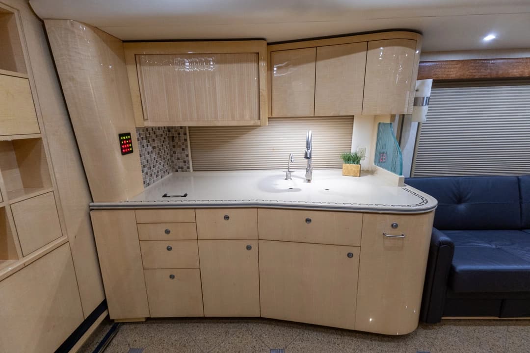 2009 Prevost Featherlite H345 Motorhome - Image 17