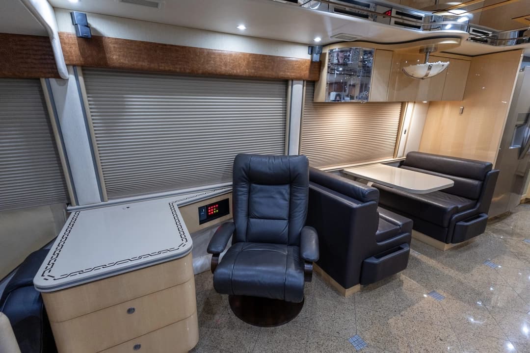 2009 Prevost Featherlite H345 Motorhome - Image 19