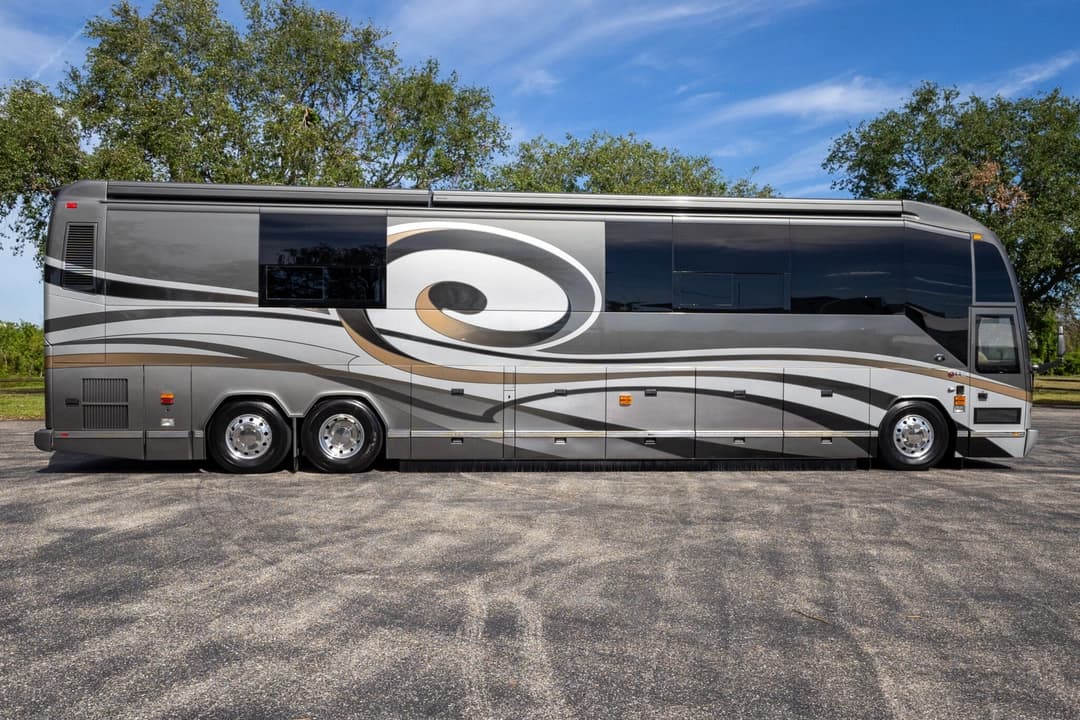 2009 Prevost Featherlite H345 Motorhome - Image 3