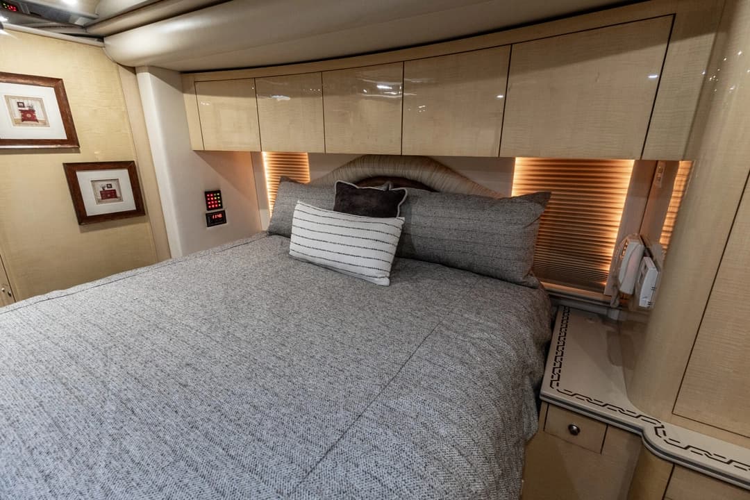 2009 Prevost Featherlite H345 Motorhome - Image 24