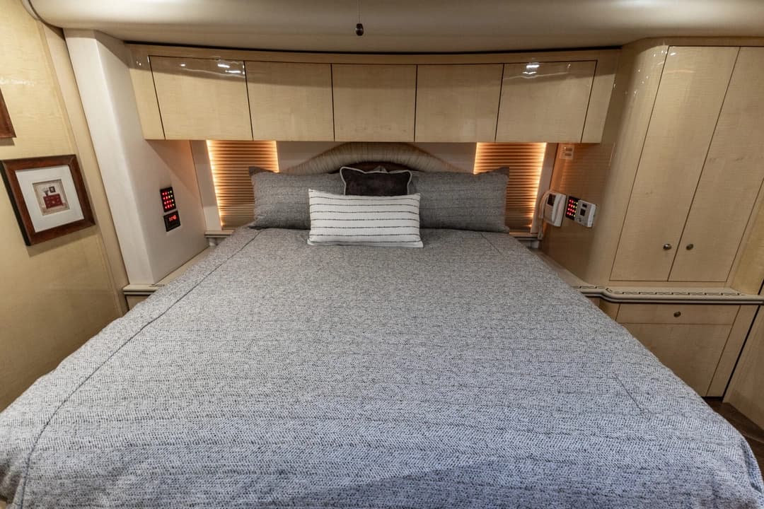 2009 Prevost Featherlite H345 Motorhome - Image 25