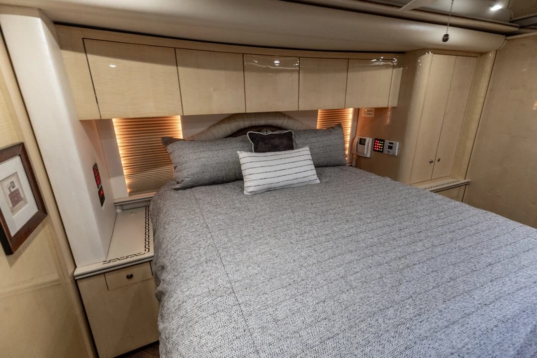 2009 Prevost Featherlite H345 Motorhome - Image 26