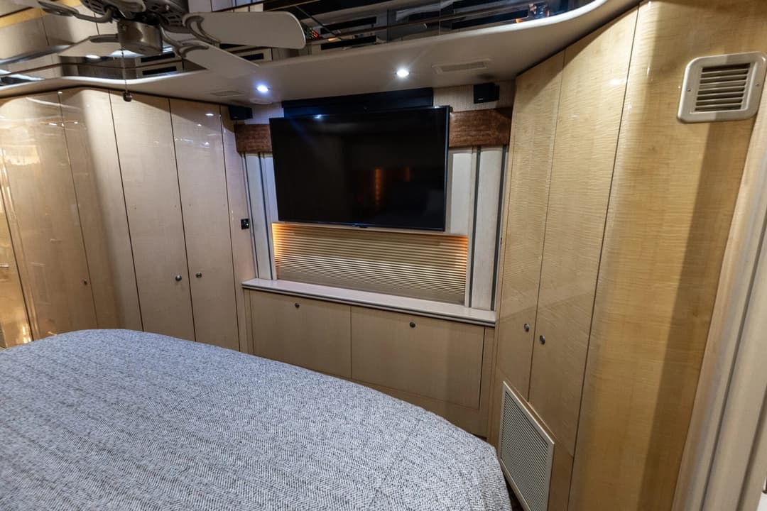 2009 Prevost Featherlite H345 Motorhome - Image 27