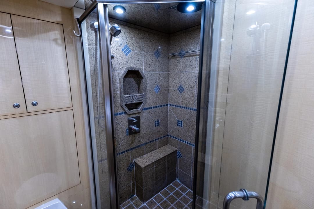 2009 Prevost Featherlite H345 Motorhome - Image 29