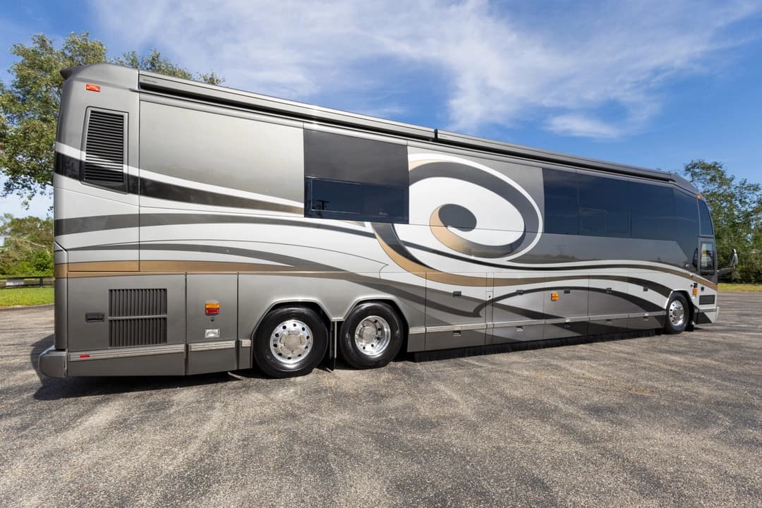 2009 Prevost Featherlite H345 Motorhome - Image 4