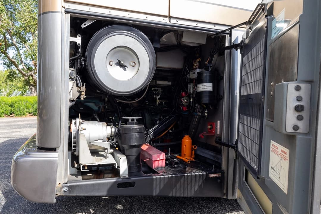 2009 Prevost Featherlite H345 Motorhome - Image 35